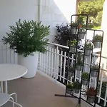 לינה וארוחת בוקר Moma בארי