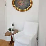 לינה וארוחת בוקר Moma