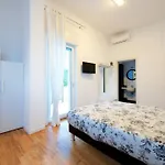 לינה וארוחת בוקר Moma *